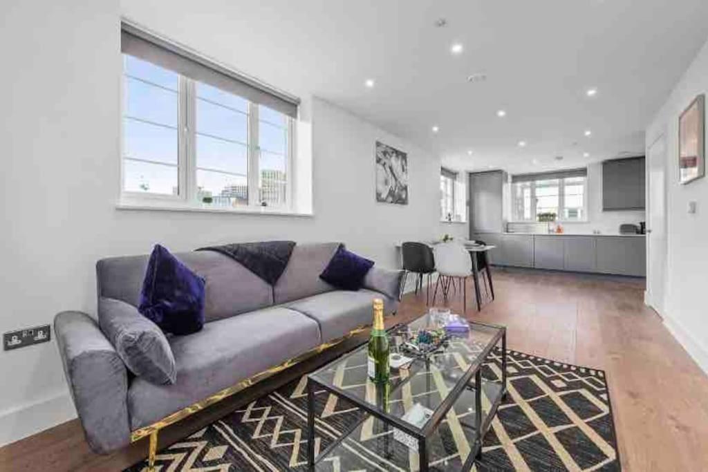 een woonkamer met een bank en een tafel bij Cozy Flat near London Eye/ Victoria / Vauxhall in Londen