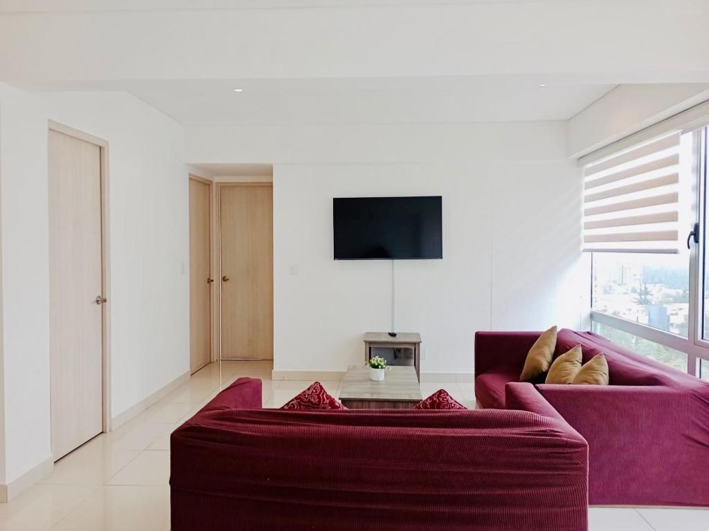 sala de estar con sofá púrpura y TV en Romulo OFarril 2parking-3BR-2BA, en Ciudad de México