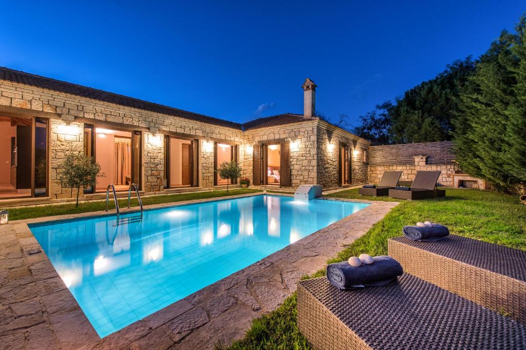 Astarte Villas - Kyveli Luxurious Private Villa في مدينة زاكينثوس: مسبح في الحديقة الخلفية للمنزل