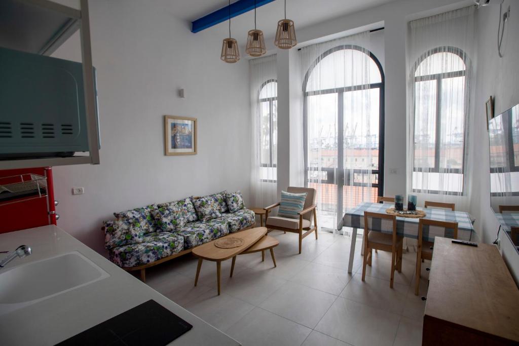 海法的住宿－GOLANI8，客厅配有沙发和桌子