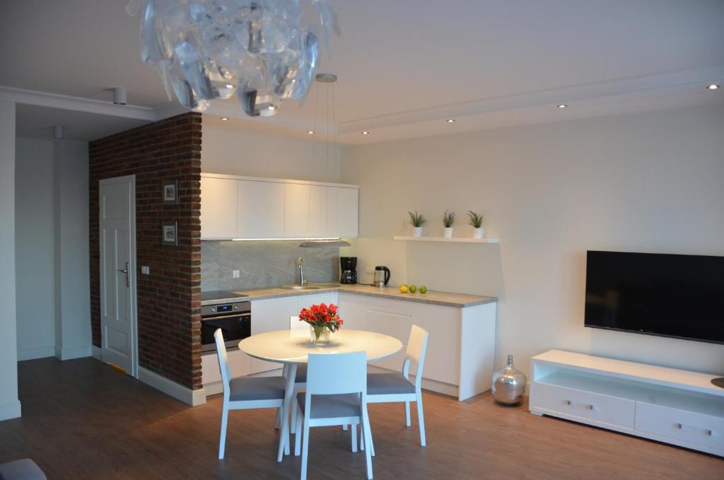 Kuchyňa alebo kuchynka v ubytovaní Apartamenty Adalbert