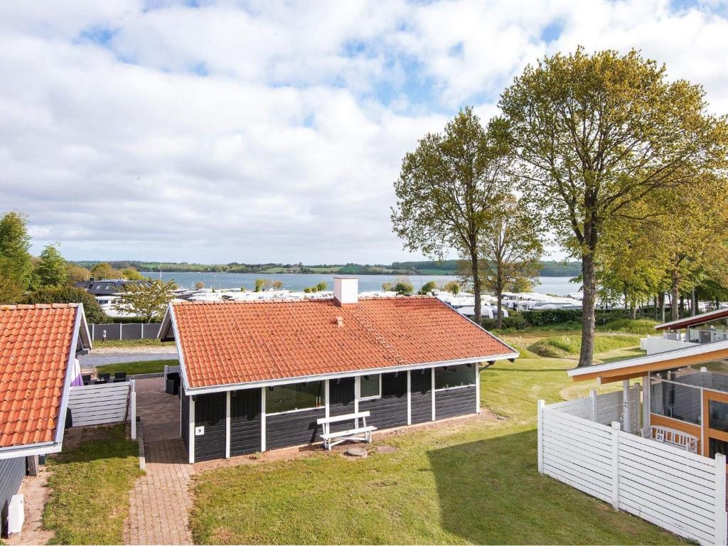 une vue aérienne sur une maison avec un toit orange dans l'établissement Holiday home Aabenraa LXXIII, à Åbenrå