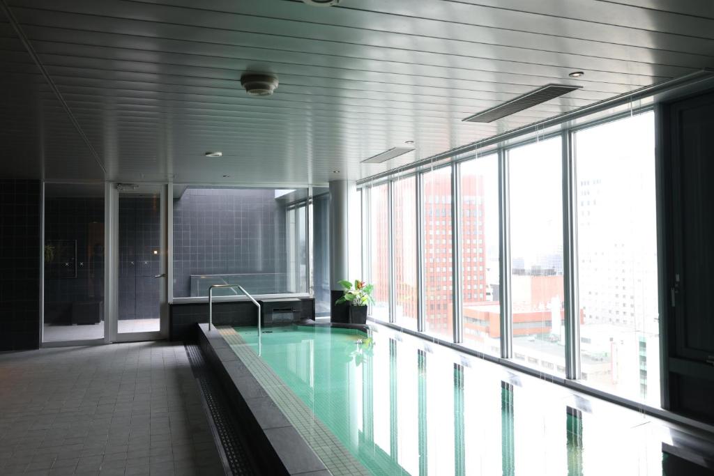 Bazén v ubytování Cross Hotel Sapporo nebo v jeho okolí