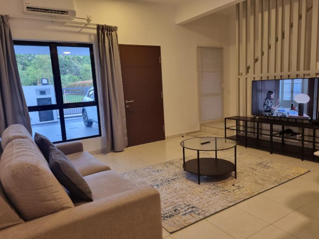 Modern 4BR Double Storey @ Setia Alam في شاه عالم: غرفة معيشة مع أريكة وطاولة