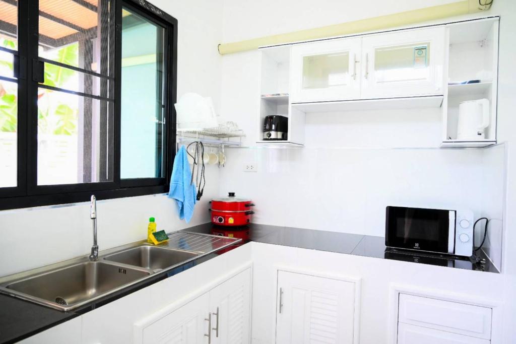 Kuchyň nebo kuchyňský kout v ubytování Baan Nern Khao Resort Pattaya