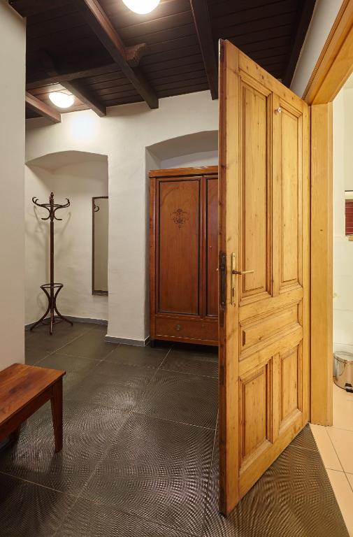 Queen Bee apartments - One-Bedroom Apartment With Street View