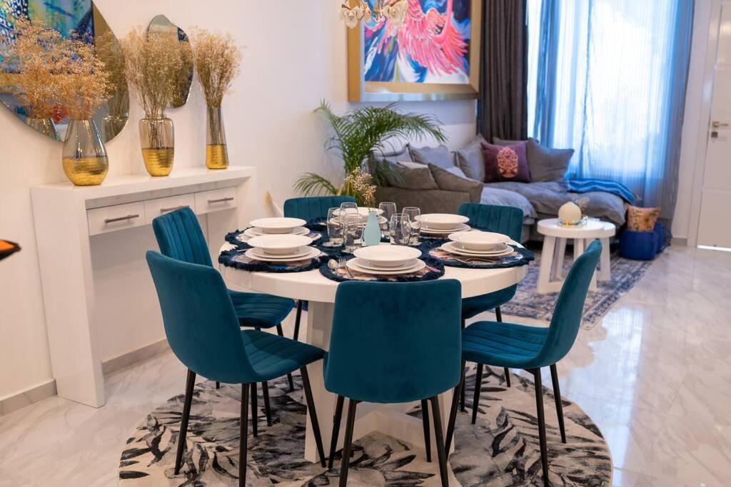 comedor con mesa y sillas azules en Casa Caribe Chetumal, en Chetumal