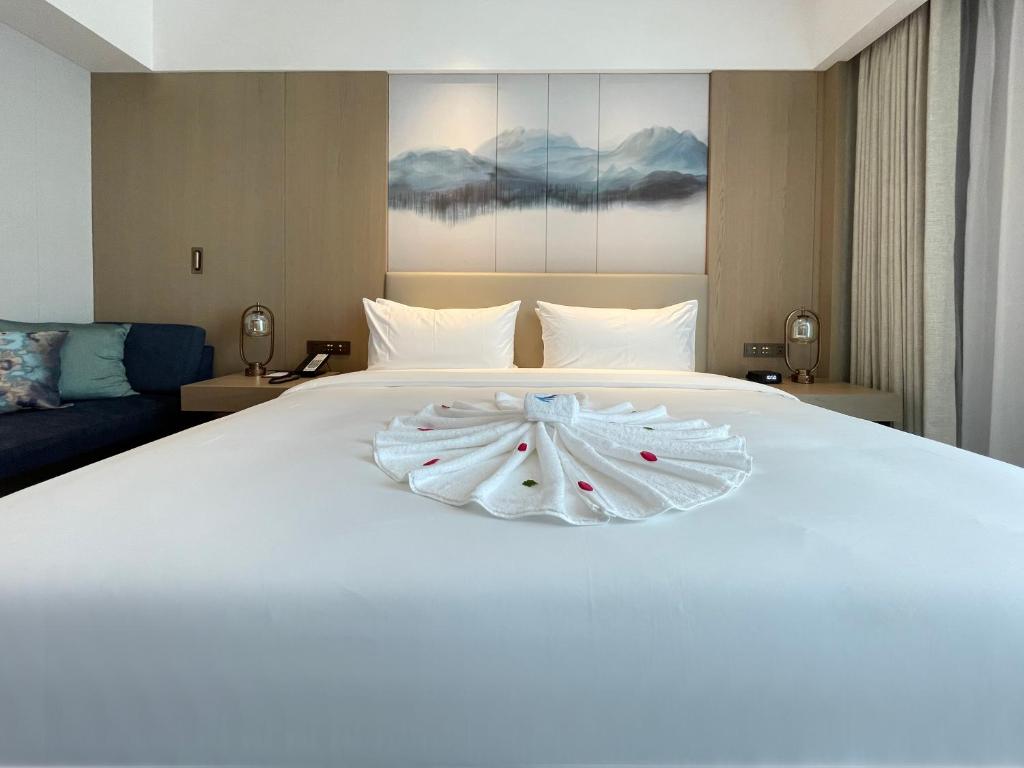 Postel nebo postele na pokoji v ubytování White Swan VYV Hotel, Foshan