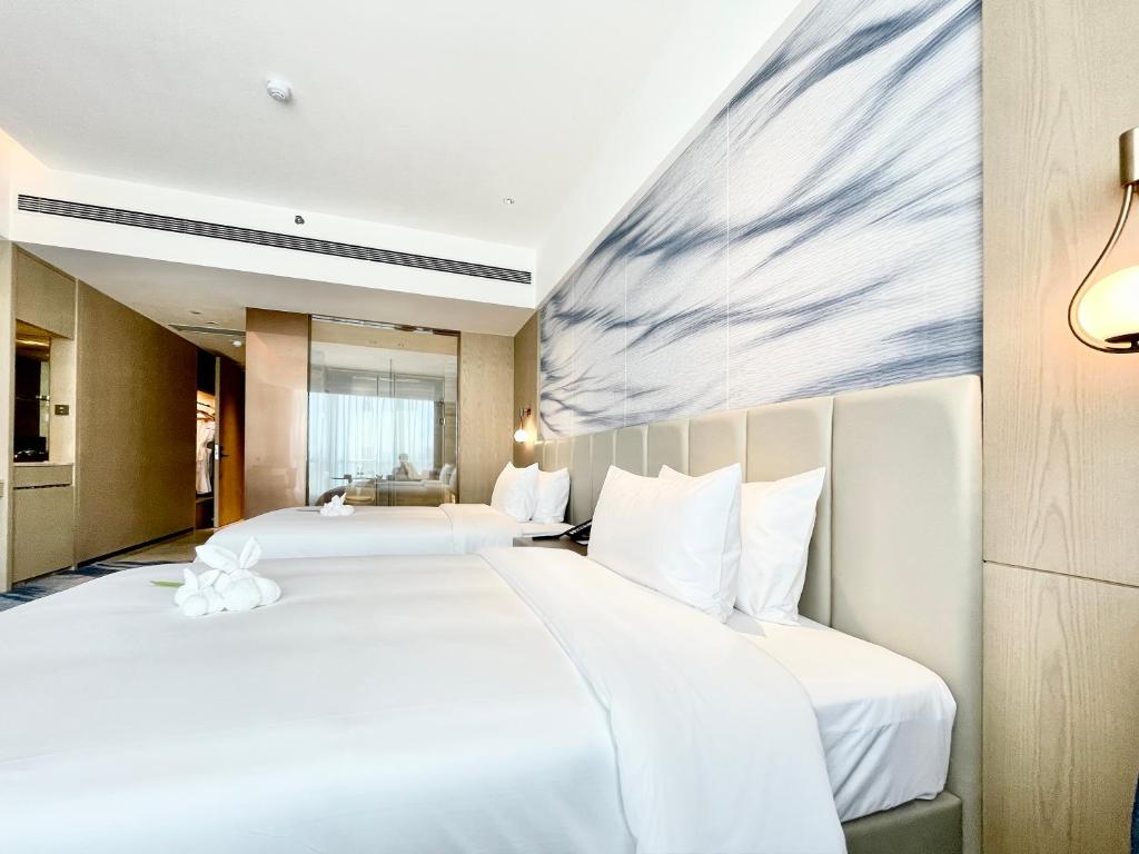 Postel nebo postele na pokoji v ubytování White Swan VYV Hotel, Foshan