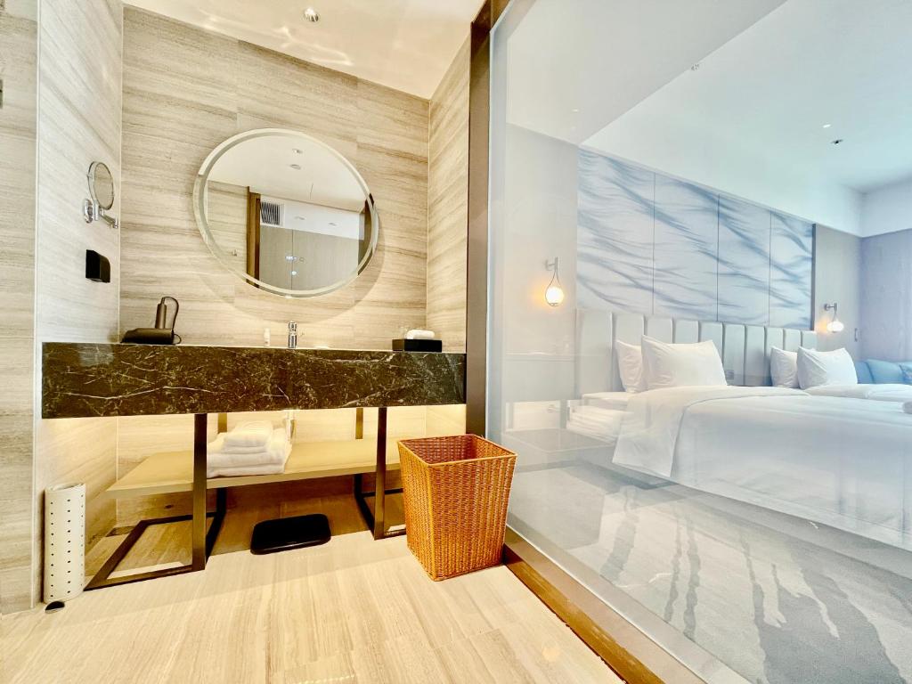 Postel nebo postele na pokoji v ubytování White Swan VYV Hotel, Foshan