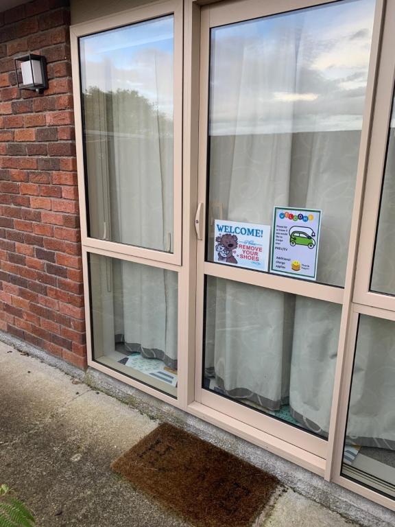 uma janela com um sinal de boas-vindas em KG Ensuite em Palmerston North