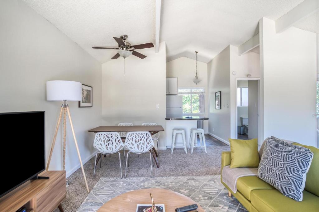 Beautiful 2BR in Walnut Creek Patio Parking, Walnut Creek (updated