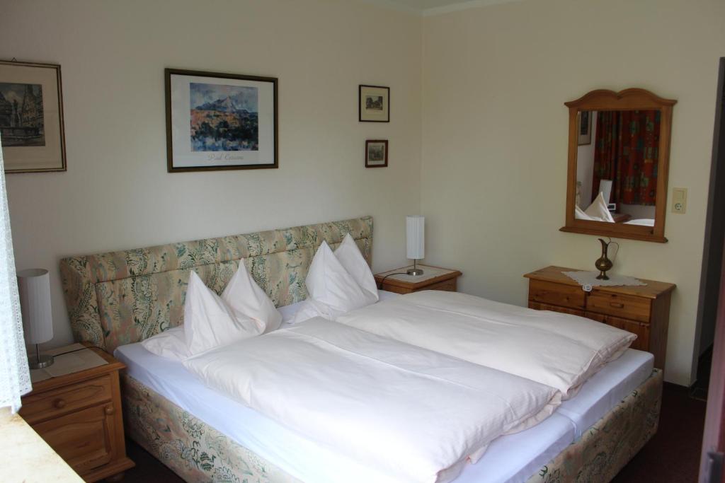 Postel nebo postele na pokoji v ubytování Hotel-Pension Elfi