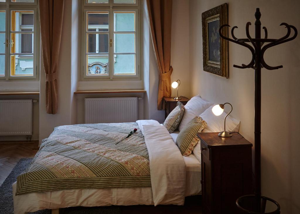 Queen Bee apartments - Studio Apartment With Street View
