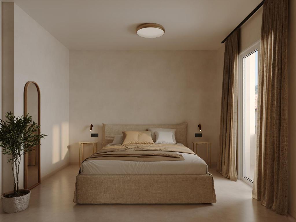 una camera con un letto e una grande finestra di lo͝or luxury retreat a Spalato (Split)