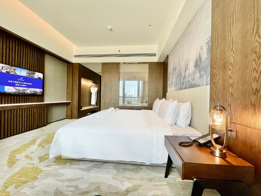 Postel nebo postele na pokoji v ubytování White Swan VYV Hotel, Foshan