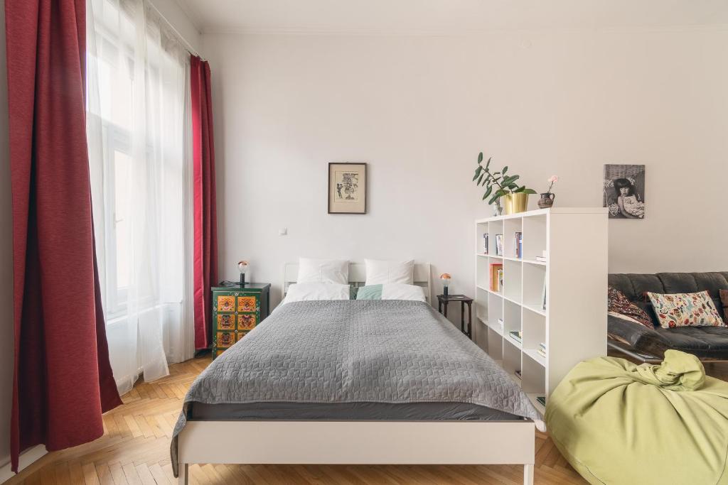 Posteľ alebo postele v izbe v ubytovaní Bright & Spacious Loft With Basilica View