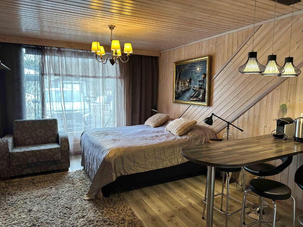 - une chambre avec un lit, une table et une chaise dans l'établissement Koivula Guest House, à Kotka