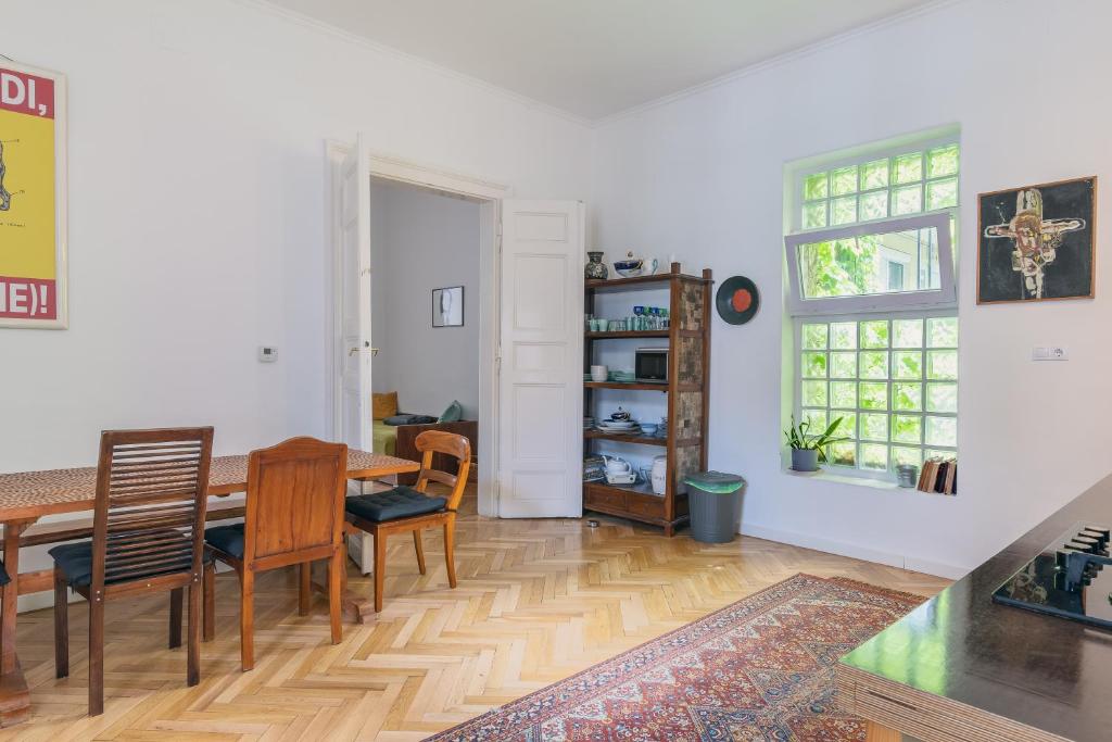 Posedenie v ubytovaní Bright & Spacious Loft With Basilica View