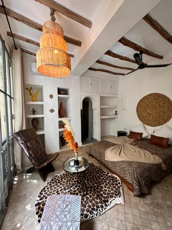 un salon avec deux lits et une table dans l'établissement Riad 103 Medina Pool and Hammam, à Marrakech 79 autres photos