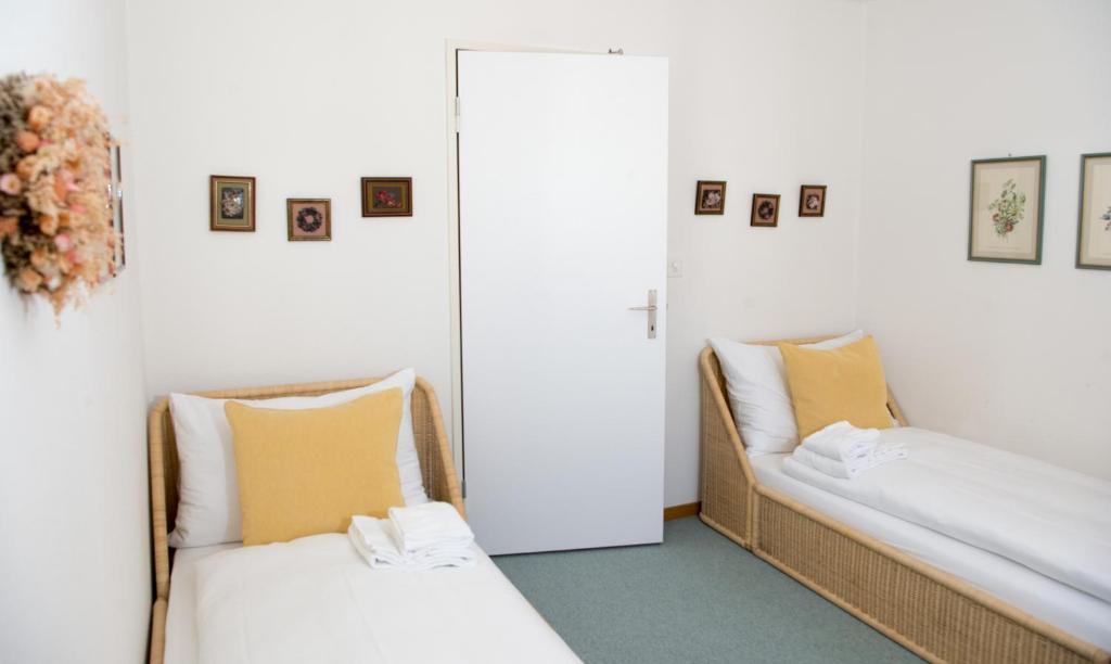Postel nebo postele na pokoji v ubytování Holiday flat Sundrella for 4 persons Lenzerheide centre