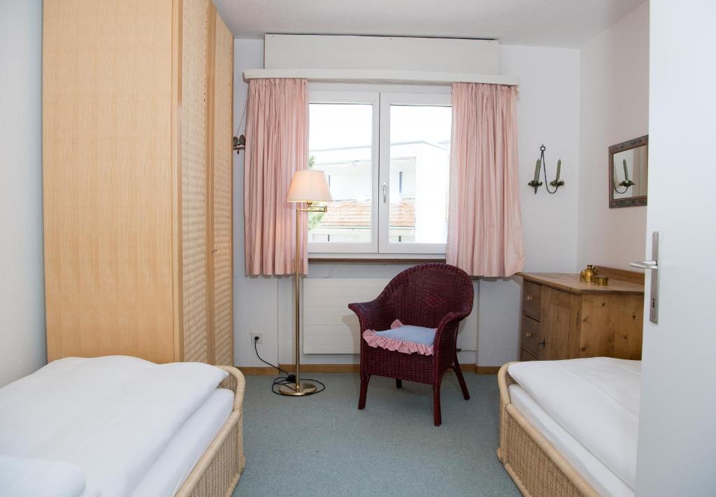 Postel nebo postele na pokoji v ubytování Holiday flat Sundrella for 4 persons Lenzerheide centre