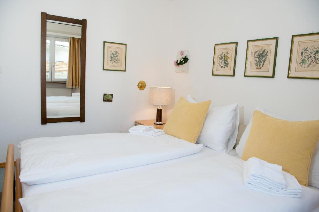 Postel nebo postele na pokoji v ubytování Holiday flat Sundrella for 4 persons Lenzerheide centre
