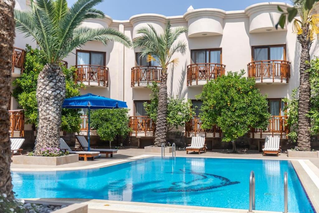 Sleeps 4, Luxury Apartment with Shared Pool – AWZ 306
