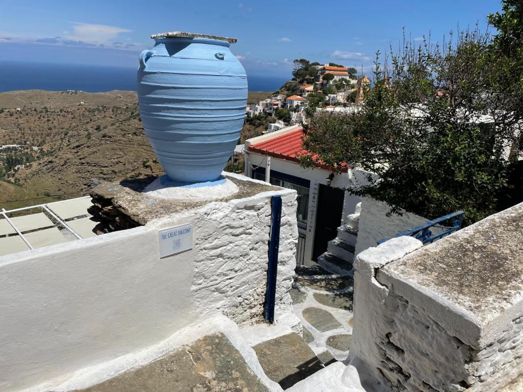 un grand vase bleu assis au-dessus d'un mur dans l'établissement The Great Balcony, à Ioulída
