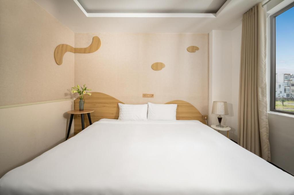 Postel nebo postele na pokoji v ubytování Hanami Hotel Danang