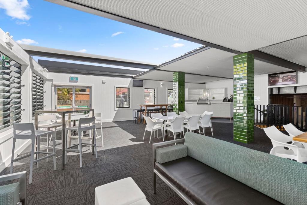 Posezení v ubytování Pier Hotel Coffs Harbour