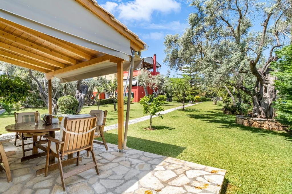 Taman di luar Polys Villa Lefkada 2