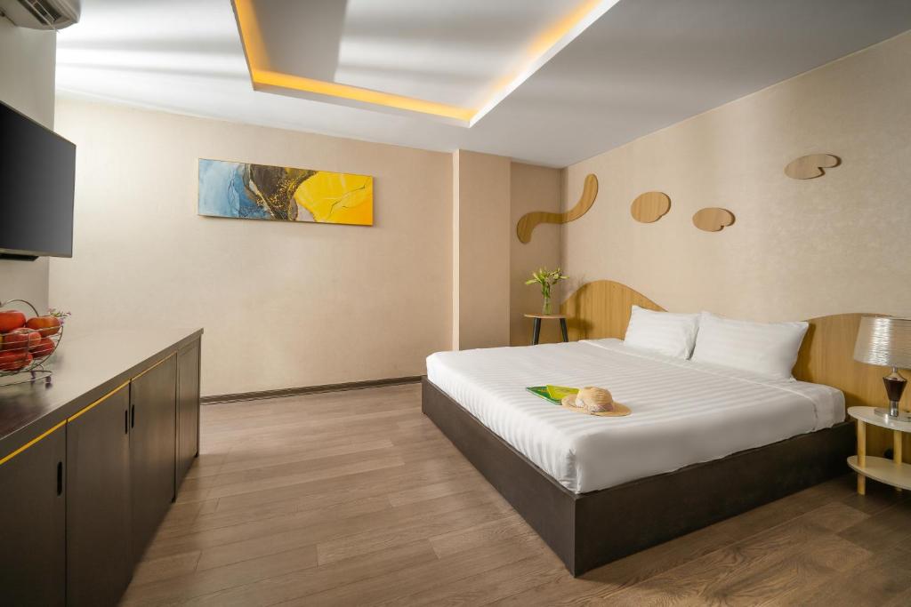 Giường trong phòng chung tại Hanami Hotel Danang