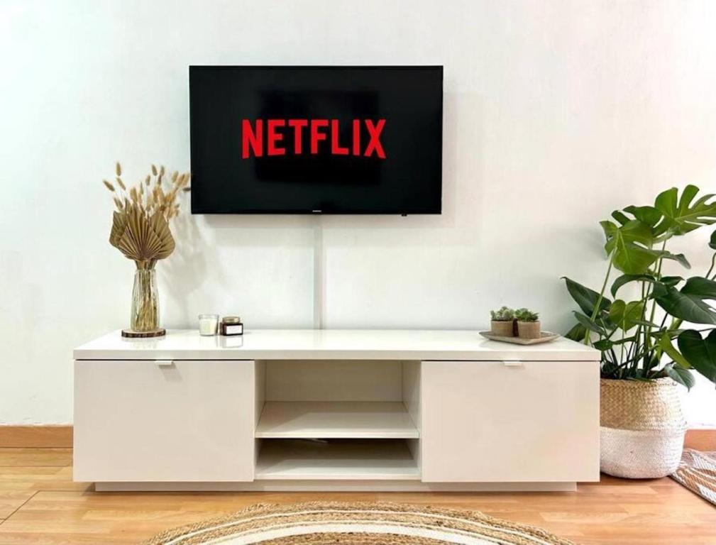 TV a/nebo společenská místnost v ubytování 2 min dalla Spiaggia Loft Terrazza Casa Gialla