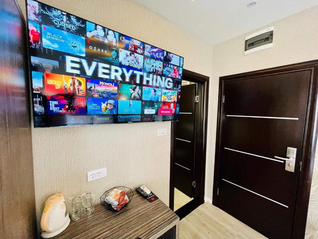 TV a/nebo společenská místnost v ubytování Side One Design Hotel Garni