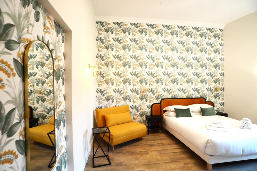 una camera con letto e sedia gialla di San Cosimato 40 guesthouse a Roma