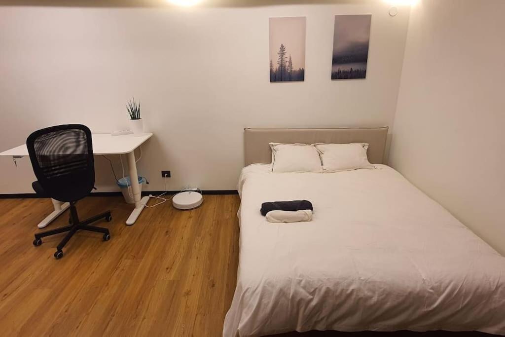 Postel nebo postele na pokoji v ubytování Entire Apartment Very Quiet and Central 2