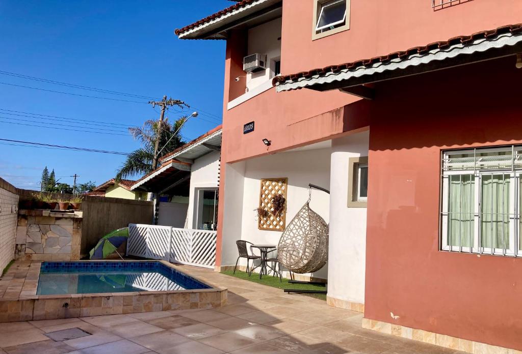 una casa con piscina en el patio en Casa lazer completo 200m da praia en Praia Grande