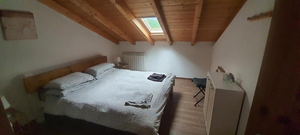 1 dormitorio con 1 cama grande en una habitación en Flyhouse Sicilia, en Piana degli Albanesi