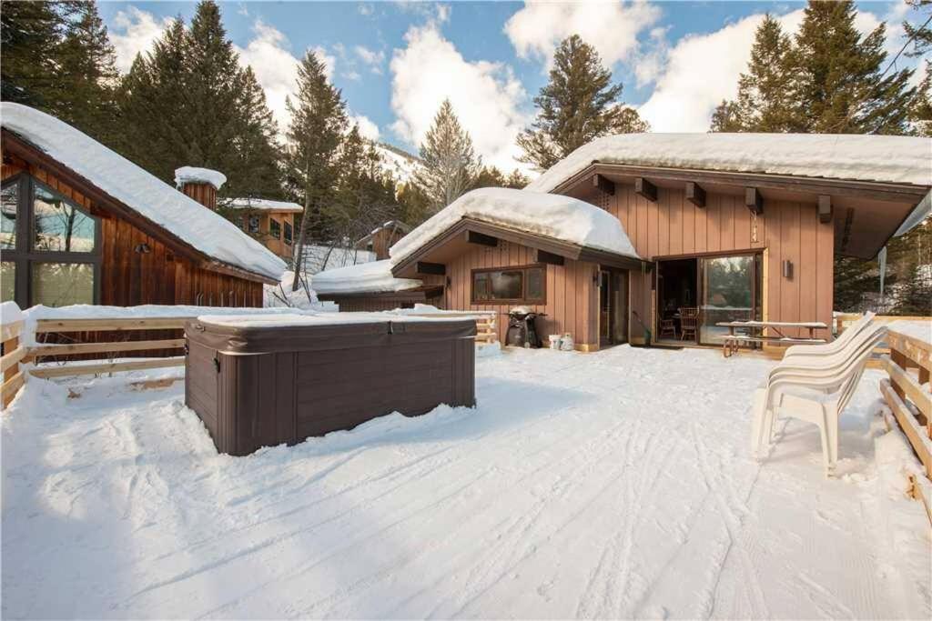 una casa con la neve per terra davanti di Bray House - Ski-in Ski-out family home a Teton Village