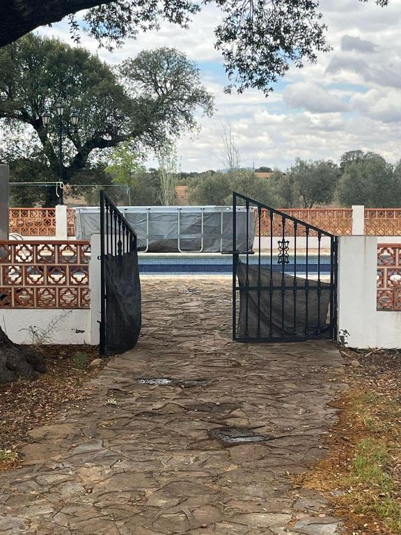 una puerta abierta a una entrada con una valla en HP Eco Farm, en Peñarroya-Pueblonuevo