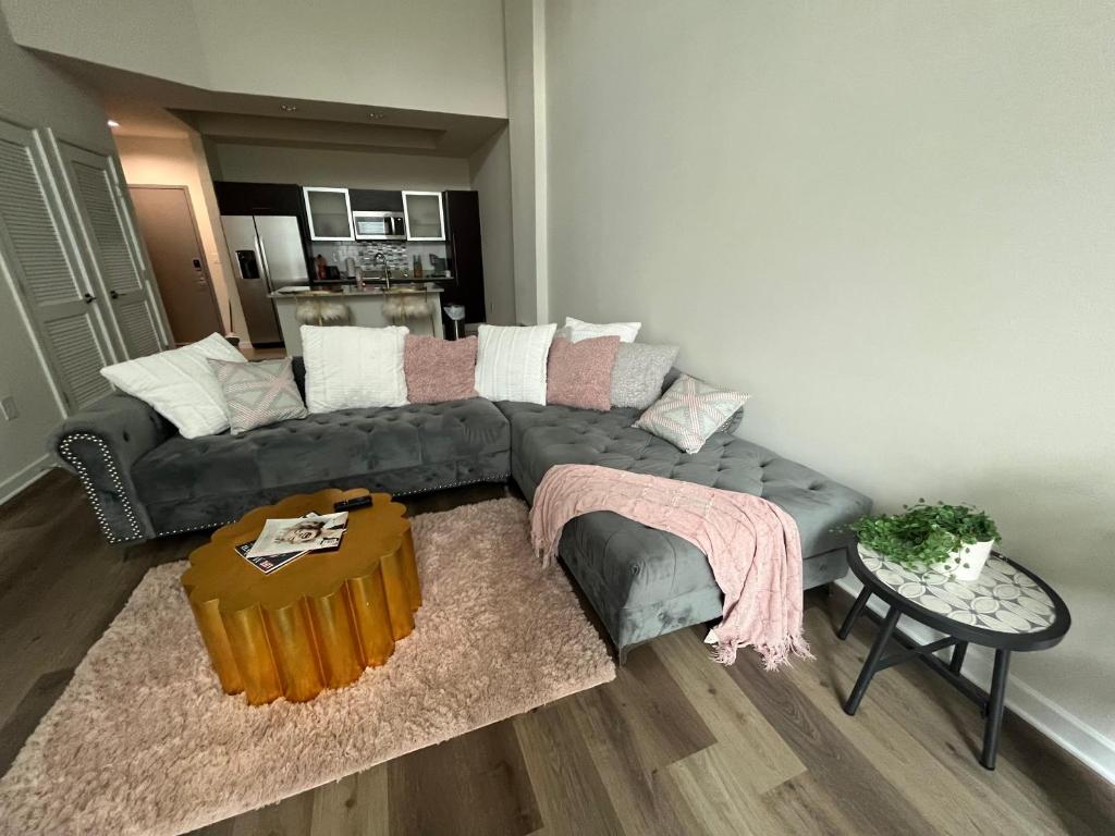ein Wohnzimmer mit einem Sofa und einem Tisch in der Unterkunft Dreamy Pink Resort Style Oasis in Channelside in Tampa