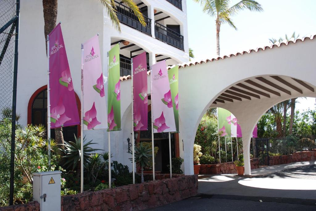 Vonkajšia záhrada v ubytovaní Hotel Parque Tropical