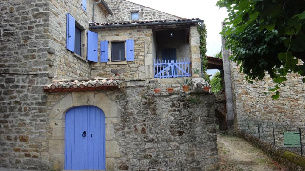 Το κτήριο όπου στεγάζεται  η παραθεριστική κατοικία