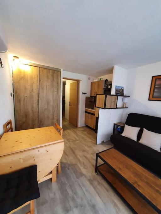 un salon avec un canapé et une table dans l'établissement Le Lagon Bleu 4 Personnes, au Grau-du-Roi