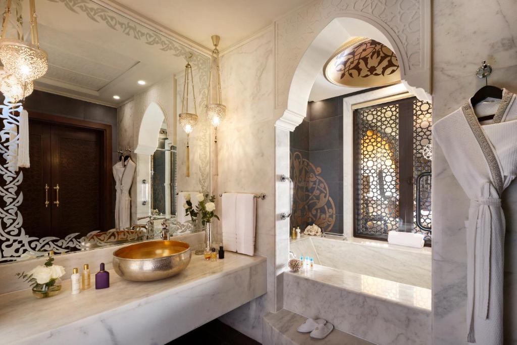 Jumeirah Zabeel Saray Dubai - Club Family Room With Balcony, Breakfast, Afternoon Tea, Evening Cocktail Hours & Soft Refreshments