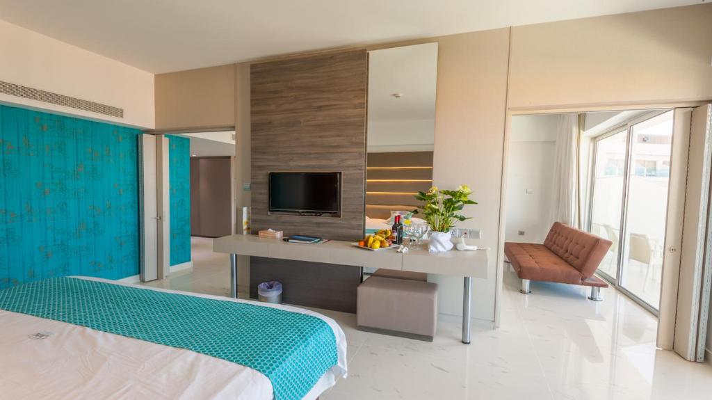 King Evelthon Beach Hotel & Resort - 家庭套房与海景