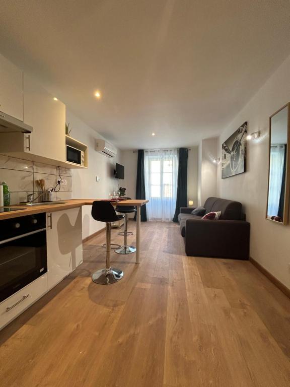 cocina y sala de estar con sofá y mesa en Blum en Brive-la-Gaillarde