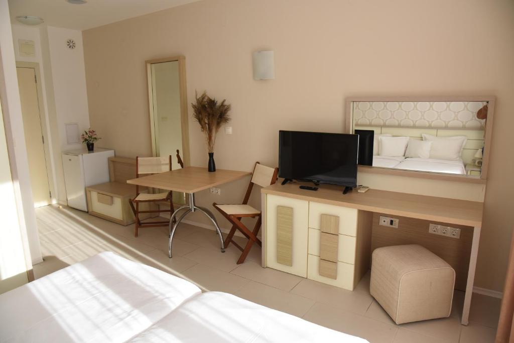 TV a/nebo společenská místnost v ubytování Hotel Paradise Garden
