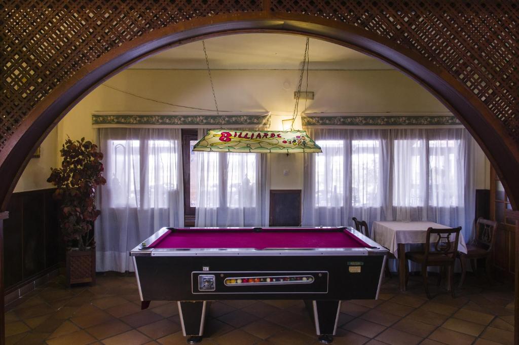 Biliár nebo kulečník v ubytování Hotel Las Camelias